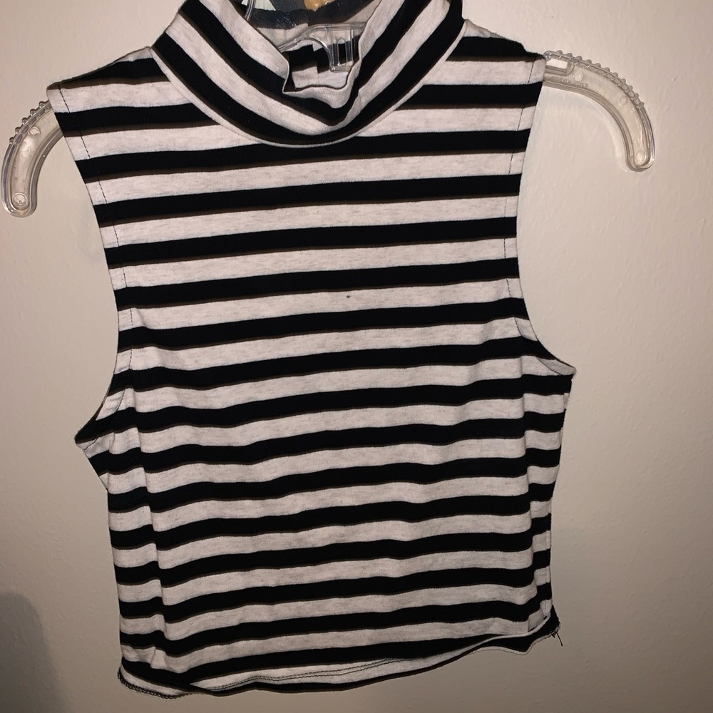 sleeveless shirt